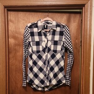 BKE Navy and Cream Multi Checkered Button down Open Shoulder Shirt Size Small